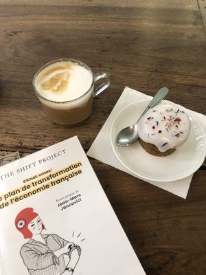 Latte Amande caramel et carrot muffin avec glaçage citron   at Enfants Terribles Café in Rennes