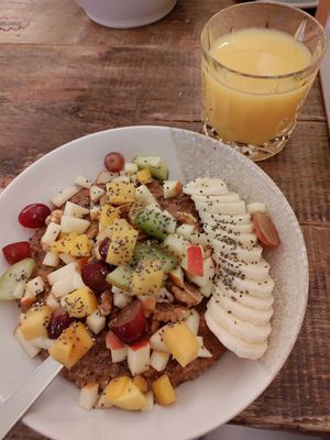 Vegan walnut oatmeal with fresh fruit at Lighthouse Café in Bonn