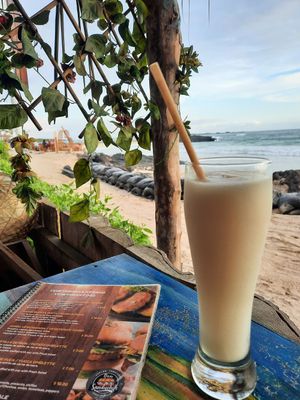 Guanábana juice, vegan menu and beach view at Don Sanduchito in Puerto Villamil