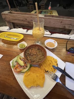 Tortilla de Maiz and the Jimmy tomato sauce and guacamole. Very yummy! 🤤   at Don Sanduchito in Puerto Villamil