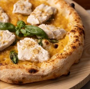 Rita mit Vegan Mozzarella at Paninothek in Innsbruck