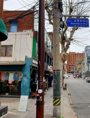 turn in this small lane at Pan Honesta 빵어니스타 - Itaewon in Seoul