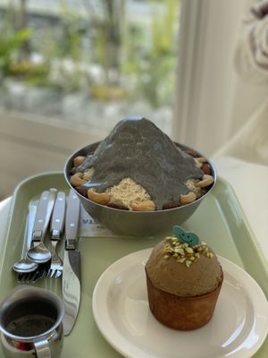Black sesame Bingsoo & cup cake  at Pan Honesta 빵어니스타 - Itaewon in Seoul