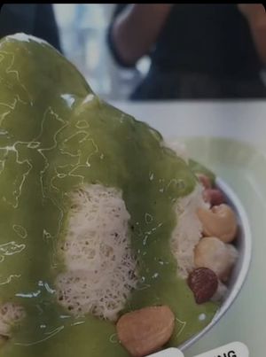 Green tea. Not a fan of the random salted nuts on top at Pan Honesta 빵어니스타 - Itaewon in Seoul