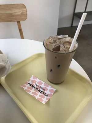 Earl gray mylk tea at Pan Honesta 빵어니스타 - Itaewon in Seoul