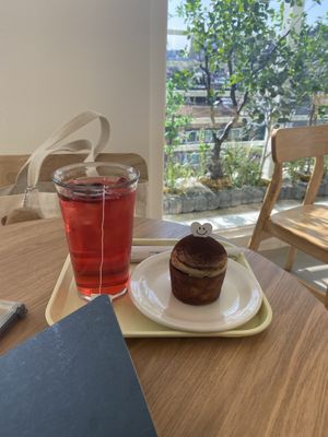Hibiscus tea and tiramisu tart  at Pan Honesta 빵어니스타 - Itaewon in Seoul
