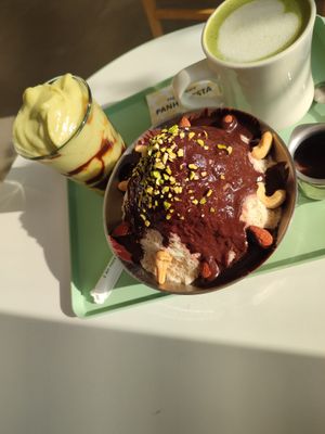Avocado coffee shake, matcha latte and chocolate bingsu at Pan Honesta 빵어니스타 - Itaewon in Seoul