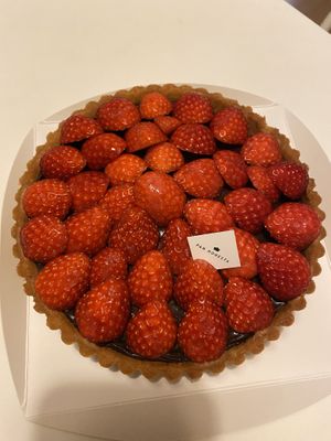 Beautiful and delicious tart ordered online for a new years gathering.  My guests didn’t even know it was vegan    at Pan Honesta 빵어니스타 - Itaewon in Seoul