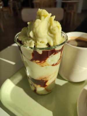 Avocado coffee smoothie #Veganuary at Pan Honesta 빵어니스타 - Itaewon in Seoul