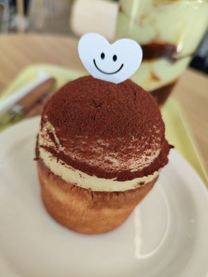 Tiramisu rice tarte 🥰 at Pan Honesta 빵어니스타 - Itaewon in Seoul