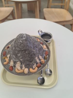 Black sesame shaved ice at Pan Honesta 빵어니스타 - Itaewon in Seoul