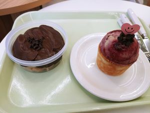 Raspberry rice cupcake & valrhona choco spoon cake at Pan Honesta 빵어니스타 - Itaewon in Seoul