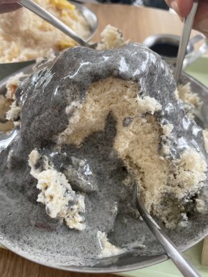 I am grateful that PanHonesta makes vegan bingsoo in my town. Black sesame bingsoo was so good. Wished to have more sauce even thought they already gave extra. Am I too greedy?   at Pan Honesta 빵어니스타 - Itaewon in Seoul