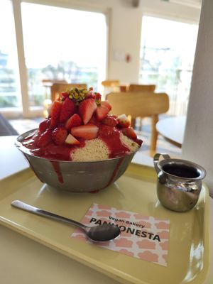 Strawberry oat milk bingsu at Pan Honesta 빵어니스타 - Itaewon in Seoul