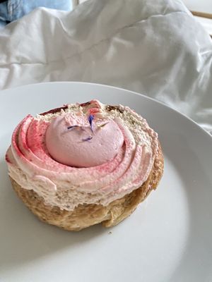 Fastelavnsbolle med hindbær  at Lagkagehuset in Koege