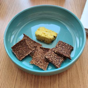 Crackers + fromage pour dégustation at Inward in Tunis