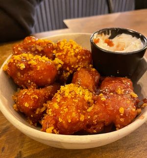 GARLIC AND “PARMESAN” CAULIFLOWER WINGS  at Meet Vegano in Malaga