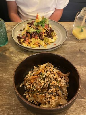 Loaded nachos @ stir fry noodles with spicy peanut sauce and began shrimps.   at Meet Vegano in Malaga