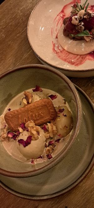 Fresh mochi and pistachio ice cream bowl at Meet Vegano in Malaga