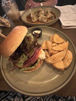 Crunchy meet burger #Veganuary at Meet Vegano in Malaga