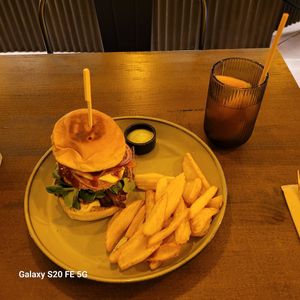 The Holy Burger 🍔 and (partially drank) peach iced tea 🍑. 🤩 at Meet Vegano in Malaga
