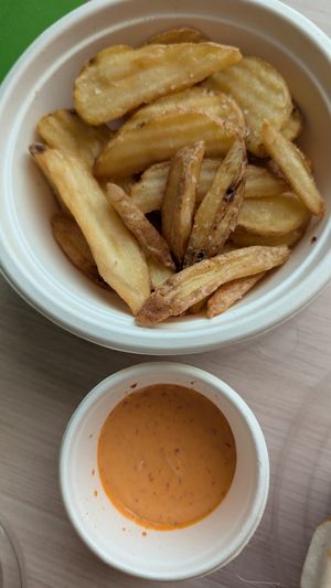 Fries with kimchi sauce at Meet Vegano in Malaga