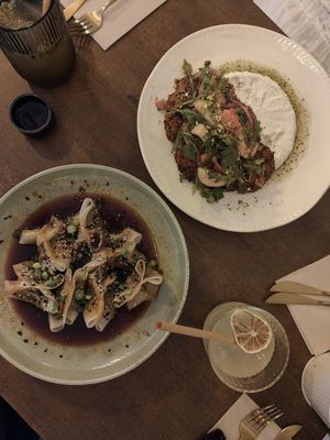 Ensalada de seitán y dumplings at Meet Vegano in Malaga
