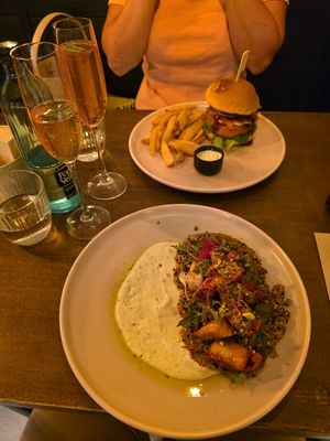 Seitan salad and burger at Meet Vegano in Malaga