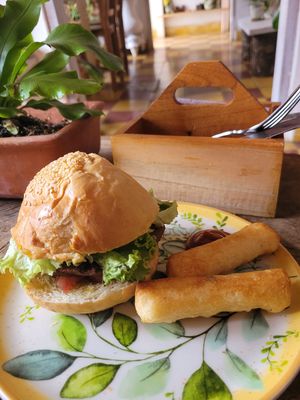 burguer vegana con yuquitas fritas at El Jardín de Jardín in Jardin