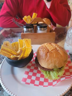 burger vegano, with legumes patty and plátano chips at El Jardín de Jardín in Jardin