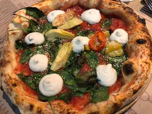 Pizza Giardino (Artischocken, rote Paprika, Babyspinat, Cashewricotta / artichoke, rote bell pepper, baby spinach and cashew ricotta)  at Nonna Napoli in Cologne