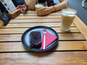 vegan chocolate-espresso cake and iced oat latte + iced oat cappuccino at 5 Senses Coffee - Herdern in Freiburg
