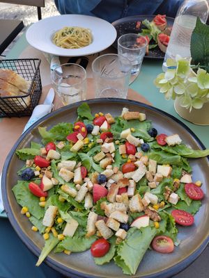 All the vegan dishes, vegan salad, pasta with garlic and bruschetta at Umami Bakery Bistrot in Ercolano