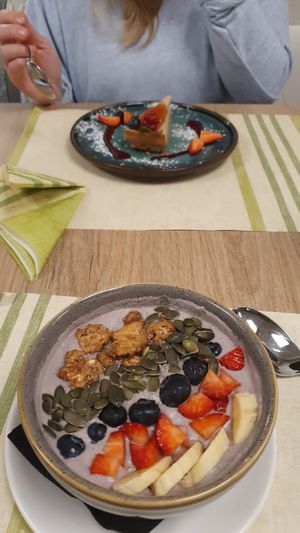 Vegan desserts: acai bowl & cheesecake at MYND Adeje in Tenerife