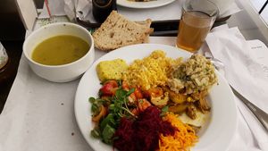 Polenta-riz-gratin de chou fleur- tofu-seitan- carottes et betteraves at Salsa Verde in Evora