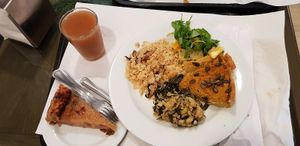 Arroz con cogumelos, migas alentejanas con espinacas, tarta de tofu y zanahoria, ensalada de naranja y polenta at Salsa Verde in Evora