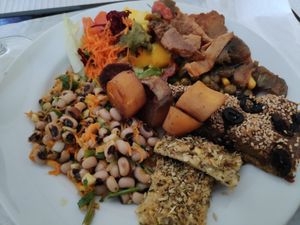 Comida deliciosa y variada at Salsa Verde in Evora