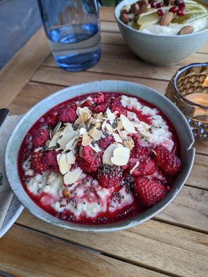 Vanilla-Fruit Porridge (Grießbrei Birne&Karamell im Hintergrund) at Smuk in Heilbronn