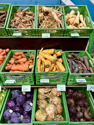 Verschiedene Gemüsekisten  at Plagwitz Samstags Markt in Leipzig