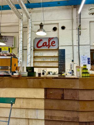 Blick auf die Café-Theke  at Plagwitz Samstags Markt in Leipzig