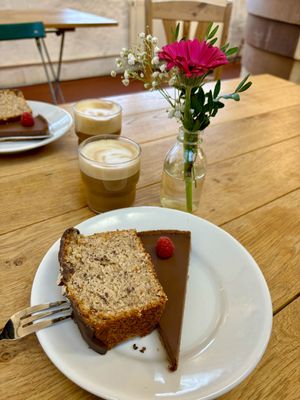 Nusskuchen, Schokoladentarte & Flat White mit Hafermilch  at Plagwitz Samstags Markt in Leipzig