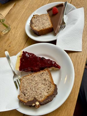Nusskuchen, Schokoladentarte & Beerentorte  at Plagwitz Samstags Markt in Leipzig