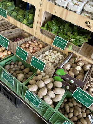 Verschiedene Gemüsekisten  at Plagwitz Samstags Markt in Leipzig