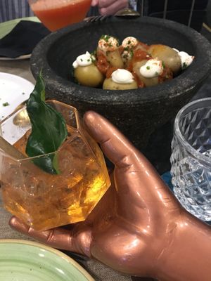 Cóctel Armonía y patatas con mojo at Conjugoo in Murcia
