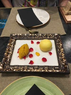 Postre vegano de mochi y helado de mango. at Conjugoo in Murcia