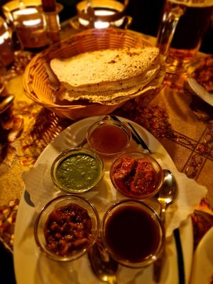 Poppadoms & pickle tray at Maharaja in Hamburg
