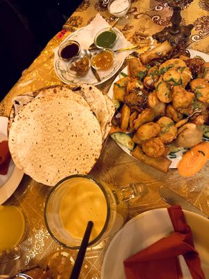 Überbackenes Gemüse als Vorspeise mit diversen Dips und einem veganem Mango Lassi  at Maharaja in Hamburg