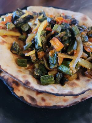 Okra with Tandoori Roti at Restaurant Bollywood in Saint-hubert