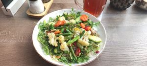 Bowl mit Quinoa und.mediterranem Gemüse at Moments in Celle