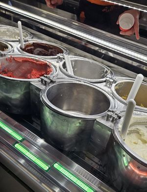 Fragola, cioccolato fondante & pistachio at Gelateria Ballini in Verona
